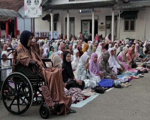 Peregangan ringan di tengah hari